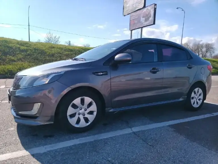 Продам kia rio 3 2013 г. В. , 1.4, 6ст мкпп. Авто в отличном техническом и косметическом состоянии, без дтп. Покупалась в салоне, за все время эксплуатации один владелец, пробег абсолютно реальный. Двигатель работает идеально, замена масла каждые 7-8 тыс. Км, масло не расходует ни капли. Заводская 5ст мкпп была заменена на оригинальную 6ст мкпп, чем уменьшили нагрузку на двигатель, работает идеально (с 5ст не сравнить). В салоне не курили, чистый и ухоженный. От авто не избавляюсь, торг обоснованный присутствует. Цена 1 000 000₽. Тел: +79496119159 всем удачных покупок и продаж!!! - фотография - 3