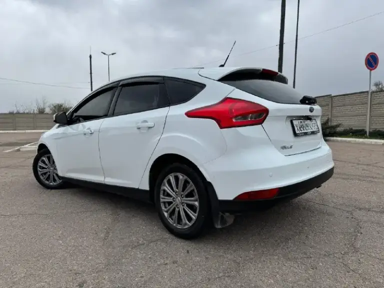 Продам хороший, обслуженный, дилерский ford focus 3 рестайлинг двигатель 1.6(125л. С) 🚗✨
Год выпуска 2017г. 📅
Родной пробег 161т. Км. 🛣
2 Владельца за все время 👥

Жирная комплектация с подогревом руля, сидений. В салоне работает каждая кнопочка, кондиционер холодит! ❄️ стоит дорогая андроид магнитола с камерой заднего вида 📹, дополнительно устанавливал саб буфер, шикарный звук с акустикой sony 🎵. Денег на машину не жалел! 💰 тех. Осмотр пройден, быстрая продажа. 🏁

Цена 900 000р, хороший торг! 💸 осмотр в городе донецк. 📍
Телефон для связи +79498477720 📞 - фотография - 4