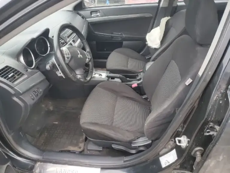 Продажа от владельца (с 2017 года). Чистая автотека. Митсубиси лансер 10 поколения, 2.0 акпп, 2007 год выпуска. Пробег реальный и составляет 219 тыс. Км. Все стекла оригинал. 2 ключа. Максимальная комплектация: подрулевые переключатели скоростей, обвес со спойлером, легкосплавные диски r16, накладки под карбон в салоне, кожаный руль, кожаная ручка кулисы, дистанционный центральный замок, климат контроль, круиз контроль, кнопки управления магнитолой на руле.
Полностью обслужена, недавно сделано большое то: заменено масло в моторе и акпп, заменен антифриз и жидкость гидроусилителя. До дтп была в очень хорошем состоянии. Повреждена задняя часть кузова, сработала подушка безопасности пассажирского сиденья. Нет времени на восстановление. Цена 350 тысяч рублей (небольшой торг для быстрого покупателя). Осмотр в районе радио рынка маяк. +79494643608 - фотография - 6