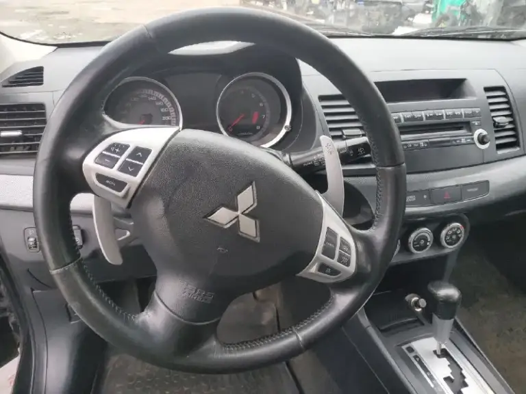 Продажа от владельца (с 2017 года). Чистая автотека. Митсубиси лансер 10 поколения, 2.0 акпп, 2007 год выпуска. Пробег реальный и составляет 219 тыс. Км. Все стекла оригинал. 2 ключа. Максимальная комплектация: подрулевые переключатели скоростей, обвес со спойлером, легкосплавные диски r16, накладки под карбон в салоне, кожаный руль, кожаная ручка кулисы, дистанционный центральный замок, климат контроль, круиз контроль, кнопки управления магнитолой на руле.
Полностью обслужена, недавно сделано большое то: заменено масло в моторе и акпп, заменен антифриз и жидкость гидроусилителя. До дтп была в очень хорошем состоянии. Повреждена задняя часть кузова, сработала подушка безопасности пассажирского сиденья. Нет времени на восстановление. Цена 350 тысяч рублей (небольшой торг для быстрого покупателя). Осмотр в районе радио рынка маяк. +79494643608 - фотография - 7
