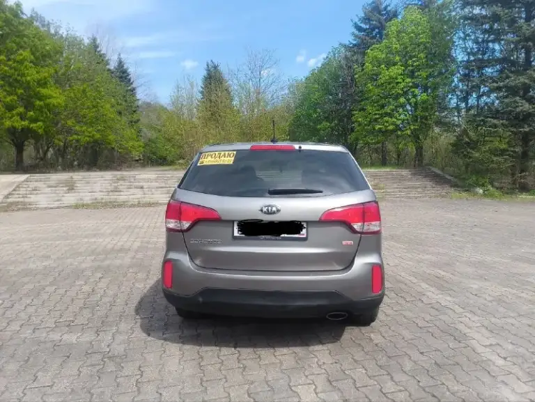 Продам kia sorrento 2
2013 Года в эксплуатации с 2014
Двигатель 2.4 бензин, масло не расходует от слова совсем, едет бодро, акпп автомат, вся в родном окрасе кроме заднего бампера.
За машиной следил денег не жалел, видела всего одну зиму, так как сам работаю вахтами по 7-8 месяцев, машина стоит в теплом гараже, в придачу отдам комплект зимних колёс на дисках (проездили всего одну зиму).
За машину не стыдно, любые проверки на любом сто, все жидкостя поменяны, сел и поехал!
По всем вопросам звоните по номеру+79148655125
Машина находится в макеевке, в владении пять лет, от машины не избавляясь, приобрел другое авто эта стоит в гараже без дела, цена 1.550000 - фотография - 1