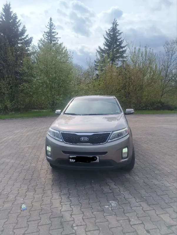 Продам kia sorrento 2
2013 Года в эксплуатации с 2014
Двигатель 2.4 бензин, масло не расходует от слова совсем, едет бодро, акпп автомат, вся в родном окрасе кроме заднего бампера.
За машиной следил денег не жалел, видела всего одну зиму, так как сам работаю вахтами по 7-8 месяцев, машина стоит в теплом гараже, в придачу отдам комплект зимних колёс на дисках (проездили всего одну зиму).
За машину не стыдно, любые проверки на любом сто, все жидкостя поменяны, сел и поехал!
По всем вопросам звоните по номеру+79148655125
Машина находится в макеевке, в владении пять лет, от машины не избавляясь, приобрел другое авто эта стоит в гараже без дела, цена 1.550000 - фотография - 2