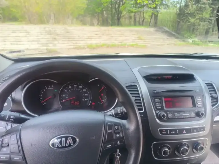 Продам kia sorrento 2
2013 Года в эксплуатации с 2014
Двигатель 2.4 бензин, масло не расходует от слова совсем, едет бодро, акпп автомат, вся в родном окрасе кроме заднего бампера.
За машиной следил денег не жалел, видела всего одну зиму, так как сам работаю вахтами по 7-8 месяцев, машина стоит в теплом гараже, в придачу отдам комплект зимних колёс на дисках (проездили всего одну зиму).
За машину не стыдно, любые проверки на любом сто, все жидкостя поменяны, сел и поехал!
По всем вопросам звоните по номеру+79148655125
Машина находится в макеевке, в владении пять лет, от машины не избавляясь, приобрел другое авто эта стоит в гараже без дела, цена 1.550000 - фотография - 4