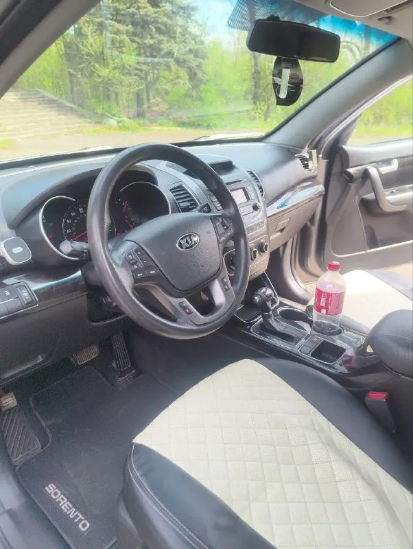 Продам kia sorrento 2
2013 Года в эксплуатации с 2014
Двигатель 2.4 бензин, масло не расходует от слова совсем, едет бодро, акпп автомат, вся в родном окрасе кроме заднего бампера.
За машиной следил денег не жалел, видела всего одну зиму, так как сам работаю вахтами по 7-8 месяцев, машина стоит в теплом гараже, в придачу отдам комплект зимних колёс на дисках (проездили всего одну зиму).
За машину не стыдно, любые проверки на любом сто, все жидкостя поменяны, сел и поехал!
По всем вопросам звоните по номеру+79148655125
Машина находится в макеевке, в владении пять лет, от машины не избавляясь, приобрел другое авто эта стоит в гараже без дела, цена 1.550000 - фотография - 5