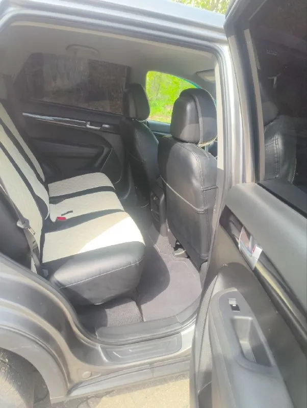 Продам kia sorrento 2
2013 Года в эксплуатации с 2014
Двигатель 2.4 бензин, масло не расходует от слова совсем, едет бодро, акпп автомат, вся в родном окрасе кроме заднего бампера.
За машиной следил денег не жалел, видела всего одну зиму, так как сам работаю вахтами по 7-8 месяцев, машина стоит в теплом гараже, в придачу отдам комплект зимних колёс на дисках (проездили всего одну зиму).
За машину не стыдно, любые проверки на любом сто, все жидкостя поменяны, сел и поехал!
По всем вопросам звоните по номеру+79148655125
Машина находится в макеевке, в владении пять лет, от машины не избавляясь, приобрел другое авто эта стоит в гараже без дела, цена 1.550000 - фотография - 7