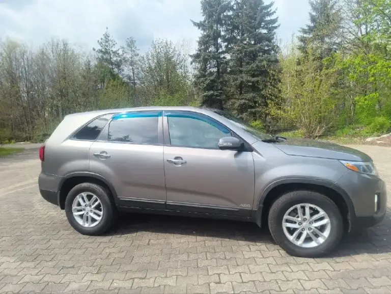 Продам kia sorrento 2
2013 Года в эксплуатации с 2014
Двигатель 2.4 бензин, масло не расходует от слова совсем, едет бодро, акпп автомат, вся в родном окрасе кроме заднего бампера.
За машиной следил денег не жалел, видела всего одну зиму, так как сам работаю вахтами по 7-8 месяцев, машина стоит в теплом гараже, в придачу отдам комплект зимних колёс на дисках (проездили всего одну зиму).
За машину не стыдно, любые проверки на любом сто, все жидкостя поменяны, сел и поехал!
По всем вопросам звоните по номеру+79148655125
Машина находится в макеевке, в владении пять лет, от машины не избавляясь, приобрел другое авто эта стоит в гараже без дела, цена 1.550000 - фотография - 8