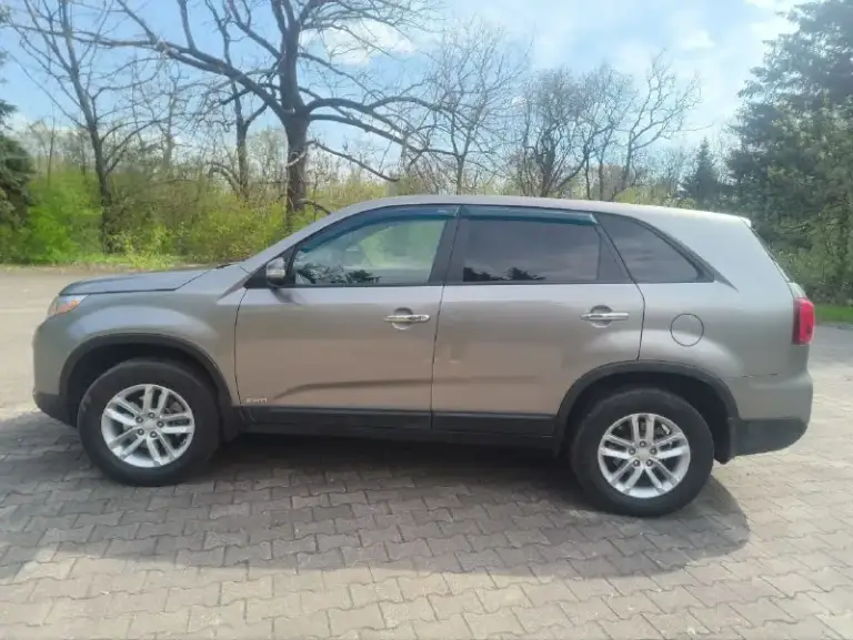 Продам kia sorrento 2
2013 Года в эксплуатации с 2014
Двигатель 2.4 бензин, масло не расходует от слова совсем, едет бодро, акпп автомат, вся в родном окрасе кроме заднего бампера.
За машиной следил денег не жалел, видела всего одну зиму, так как сам работаю вахтами по 7-8 месяцев, машина стоит в теплом гараже, в придачу отдам комплект зимних колёс на дисках (проездили всего одну зиму).
За машину не стыдно, любые проверки на любом сто, все жидкостя поменяны, сел и поехал!
По всем вопросам звоните по номеру+79148655125
Машина находится в макеевке, в владении пять лет, от машины не избавляясь, приобрел другое авто эта стоит в гараже без дела, цена 1.550000 - фотография - 9
