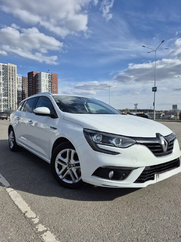 Renault megane 4 рестайлинг, 2020 г. В.
Большой семейный универсал с огромным багажником. Один владелец, в рф ввезен в 2024г из франции на пробеге 80 тыс км. Все сборы оплачены проблем с документами нет.
Полностью обслужен в отличном техническом состоянии. Кузов в заводском окрасе за исключением двух единиц(локальный окрас царапин  без шаптлевки, без дтп)
Хорошая комплектация: полный электропакет, мультируль, парктроники, car play, адаптивный свет full led, датчики света и дождя, камера считывания дорожных знаков и удержания полосе, 2х зонный климат, рейлинги на крыше, резиновый коврик в багажник, охранная система нands free (авто открывается при приближении к нему).
Расход топлива в городе 6-7л, трасса 5-6л.
Салон в идеальном состоянии.
По технической части выполнены замены:
Комлект ремня грм на 85 тыс.
Тормозных колодок и дисков (в круг) на 110 тыс км
Bluemotion отшит програмно, проблем с ним нет. Обмен не интересует. Торг у капота.
Горловка. +79493580200
📲 Tg: @rpv777
📞 Звоните: +7(949)3580200 - фотография - 3