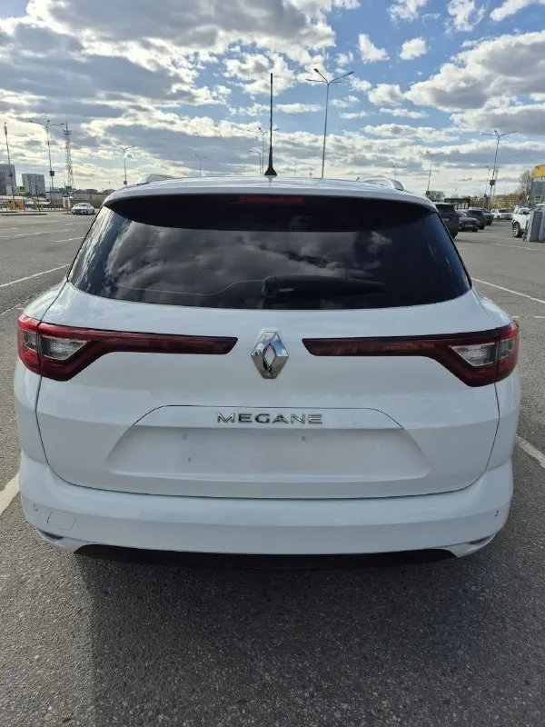 Renault megane 4 рестайлинг, 2020 г. В.
Большой семейный универсал с огромным багажником. Один владелец, в рф ввезен в 2024г из франции на пробеге 80 тыс км. Все сборы оплачены проблем с документами нет.
Полностью обслужен в отличном техническом состоянии. Кузов в заводском окрасе за исключением двух единиц(локальный окрас царапин  без шаптлевки, без дтп)
Хорошая комплектация: полный электропакет, мультируль, парктроники, car play, адаптивный свет full led, датчики света и дождя, камера считывания дорожных знаков и удержания полосе, 2х зонный климат, рейлинги на крыше, резиновый коврик в багажник, охранная система нands free (авто открывается при приближении к нему).
Расход топлива в городе 6-7л, трасса 5-6л.
Салон в идеальном состоянии.
По технической части выполнены замены:
Комлект ремня грм на 85 тыс.
Тормозных колодок и дисков (в круг) на 110 тыс км
Bluemotion отшит програмно, проблем с ним нет. Обмен не интересует. Торг у капота.
Горловка. +79493580200
📲 Tg: @rpv777
📞 Звоните: +7(949)3580200 - фотография - 5