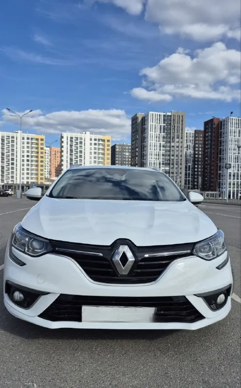 Renault megane 4 рестайлинг, 2020 г. В.
Большой семейный универсал с огромным багажником. Один владелец, в рф ввезен в 2024г из франции на пробеге 80 тыс км. Все сборы оплачены проблем с документами нет.
Полностью обслужен в отличном техническом состоянии. Кузов в заводском окрасе за исключением двух единиц(локальный окрас царапин  без шаптлевки, без дтп)
Хорошая комплектация: полный электропакет, мультируль, парктроники, car play, адаптивный свет full led, датчики света и дождя, камера считывания дорожных знаков и удержания полосе, 2х зонный климат, рейлинги на крыше, резиновый коврик в багажник, охранная система нands free (авто открывается при приближении к нему).
Расход топлива в городе 6-7л, трасса 5-6л.
Салон в идеальном состоянии.
По технической части выполнены замены:
Комлект ремня грм на 85 тыс.
Тормозных колодок и дисков (в круг) на 110 тыс км
Bluemotion отшит програмно, проблем с ним нет. Обмен не интересует. Торг у капота.
Горловка. +79493580200
📲 Tg: @rpv777
📞 Звоните: +7(949)3580200 - фотография - 6