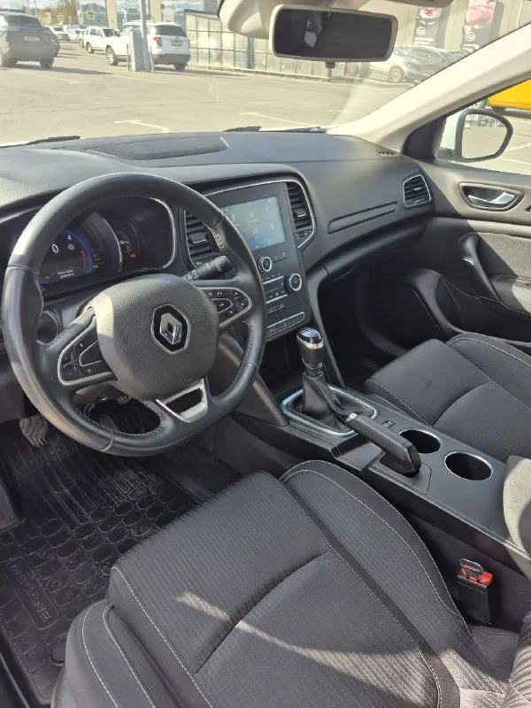 Renault megane 4 рестайлинг, 2020 г. В.
Большой семейный универсал с огромным багажником. Один владелец, в рф ввезен в 2024г из франции на пробеге 80 тыс км. Все сборы оплачены проблем с документами нет.
Полностью обслужен в отличном техническом состоянии. Кузов в заводском окрасе за исключением двух единиц(локальный окрас царапин  без шаптлевки, без дтп)
Хорошая комплектация: полный электропакет, мультируль, парктроники, car play, адаптивный свет full led, датчики света и дождя, камера считывания дорожных знаков и удержания полосе, 2х зонный климат, рейлинги на крыше, резиновый коврик в багажник, охранная система нands free (авто открывается при приближении к нему).
Расход топлива в городе 6-7л, трасса 5-6л.
Салон в идеальном состоянии.
По технической части выполнены замены:
Комлект ремня грм на 85 тыс.
Тормозных колодок и дисков (в круг) на 110 тыс км
Bluemotion отшит програмно, проблем с ним нет. Обмен не интересует. Торг у капота.
Горловка. +79493580200
📲 Tg: @rpv777
📞 Звоните: +7(949)3580200 - фотография - 7