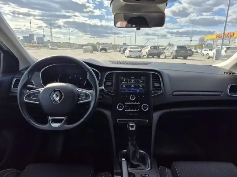 Renault megane 4 рестайлинг, 2020 г. В.
Большой семейный универсал с огромным багажником. Один владелец, в рф ввезен в 2024г из франции на пробеге 80 тыс км. Все сборы оплачены проблем с документами нет.
Полностью обслужен в отличном техническом состоянии. Кузов в заводском окрасе за исключением двух единиц(локальный окрас царапин  без шаптлевки, без дтп)
Хорошая комплектация: полный электропакет, мультируль, парктроники, car play, адаптивный свет full led, датчики света и дождя, камера считывания дорожных знаков и удержания полосе, 2х зонный климат, рейлинги на крыше, резиновый коврик в багажник, охранная система нands free (авто открывается при приближении к нему).
Расход топлива в городе 6-7л, трасса 5-6л.
Салон в идеальном состоянии.
По технической части выполнены замены:
Комлект ремня грм на 85 тыс.
Тормозных колодок и дисков (в круг) на 110 тыс км
Bluemotion отшит програмно, проблем с ним нет. Обмен не интересует. Торг у капота.
Горловка. +79493580200
📲 Tg: @rpv777
📞 Звоните: +7(949)3580200 - фотография - 8