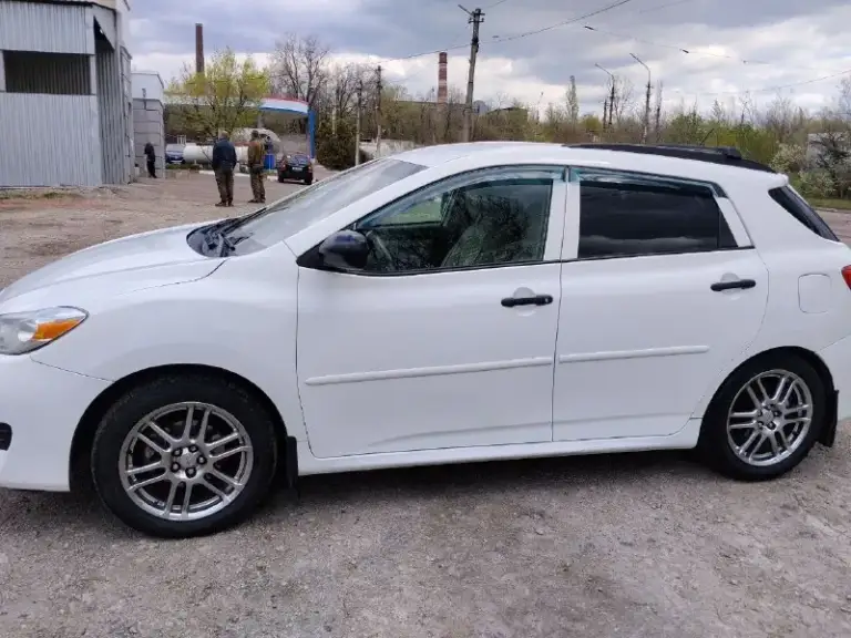 Продам тойота матрикс 2009 года, двигатель 1.8, коробка передач автомат, пробег 215 тыс, масла поменяны, ходовая без нареканий, установлена хорошая магнитола с интернетом, сигнализация пандора с автозапуском, тел. +79495125214, цена: 950.000 руб. - фотография - 3