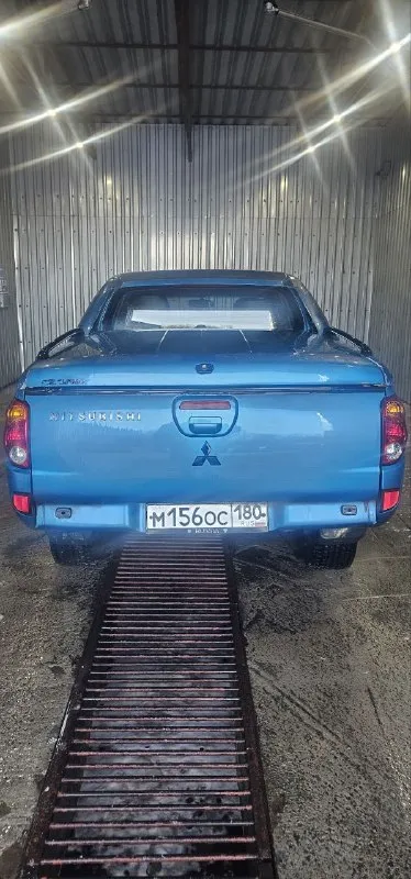 Здравствуйте продаётся машина mitsubishi l 200, 2008 года.   2,5 дизель. Машина в хорошем состояние. Ходовая перебраная полностью, заменены рессоры, заменены ремни грм полностью, стоят новые задние амортизаторы, в дтп не было, работает идеально, сигнализация с автозапускам, турбина работает отлично раздатка так же идеально, кондиционер дует отлично, за машиной ухаживали. Отдам с хорошей зимней резиной на дисках. С документами все хорошо 180 регион. Цена 1 🍋+79494879715. - фотография - 2