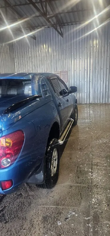 Здравствуйте продаётся машина mitsubishi l 200, 2008 года.   2,5 дизель. Машина в хорошем состояние. Ходовая перебраная полностью, заменены рессоры, заменены ремни грм полностью, стоят новые задние амортизаторы, в дтп не было, работает идеально, сигнализация с автозапускам, турбина работает отлично раздатка так же идеально, кондиционер дует отлично, за машиной ухаживали. Отдам с хорошей зимней резиной на дисках. С документами все хорошо 180 регион. Цена 1 🍋+79494879715. - фотография - 3