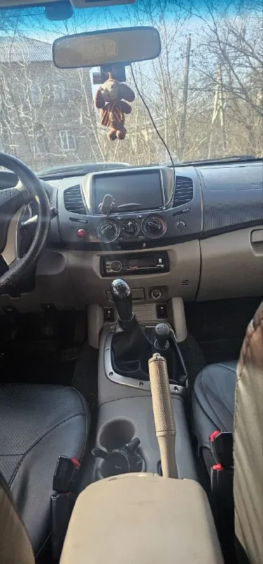 Здравствуйте продаётся машина mitsubishi l 200, 2008 года.   2,5 дизель. Машина в хорошем состояние. Ходовая перебраная полностью, заменены рессоры, заменены ремни грм полностью, стоят новые задние амортизаторы, в дтп не было, работает идеально, сигнализация с автозапускам, турбина работает отлично раздатка так же идеально, кондиционер дует отлично, за машиной ухаживали. Отдам с хорошей зимней резиной на дисках. С документами все хорошо 180 регион. Цена 1 🍋+79494879715. - фотография - 5