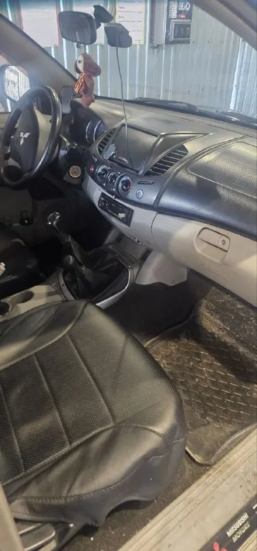 Здравствуйте продаётся машина mitsubishi l 200, 2008 года.   2,5 дизель. Машина в хорошем состояние. Ходовая перебраная полностью, заменены рессоры, заменены ремни грм полностью, стоят новые задние амортизаторы, в дтп не было, работает идеально, сигнализация с автозапускам, турбина работает отлично раздатка так же идеально, кондиционер дует отлично, за машиной ухаживали. Отдам с хорошей зимней резиной на дисках. С документами все хорошо 180 регион. Цена 1 🍋+79494879715. - фотография - 6