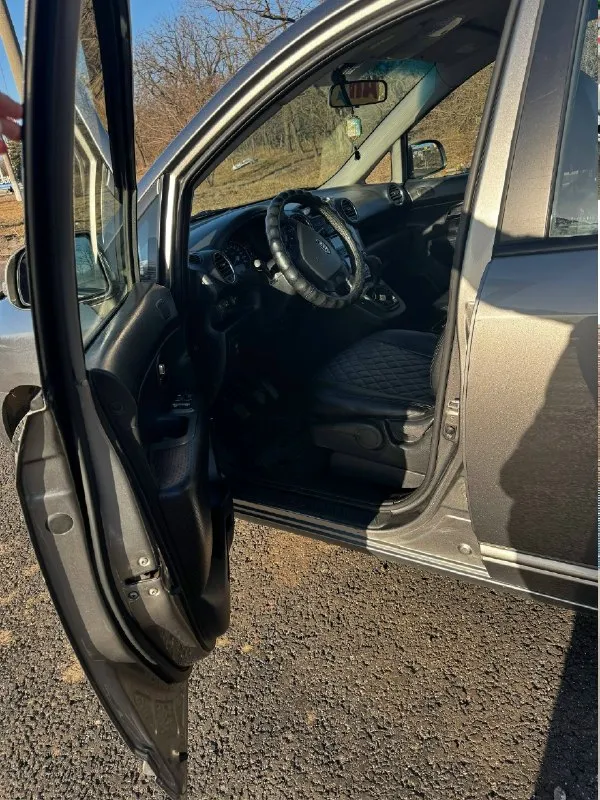 Продам kia carens 2011 📮 город: горловка 📊 пробег: 237 тыс ⛽ двигатель (тип, объем, мощность): 2.0 мт (145 л. С. ) 🔧 тип кпп: механика 👨‍⚖ владельцев в птс: 2 ( хозяин 1, наследство ) 💶 цена: 899 тыс 📝 описание: корейская сборка, птс оригинал, 100% заводской окрас, без дтп и страховых расчетов. Готов к любым проверкам, 237 000 км — честный, не скручен. Двигатель и кпп обслужены, работают без нареканий, проверено апрель 2026 (официально вписано в птс!). Диагностическая карта пройдена апрель 2026 г. Машина ровная, живая и очень ухоженная. 2 комплекта дисков/резины. Если ищете машину «для себя», чтобы ездить, а не чинить — звоните. Обоснованный торг у машины. Таких машин на рынке единицы. ☎ контактный телефон: +79494811256 или пишите в лс
📞 Звоните: +7(949)4811256 - фотография - 2