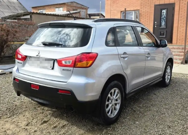 Продаю автомобиль mitsubishi asx 2011 года в отличном состоянии для своих лет. Один владелец с момента покупки. Без дтп родной пробег 200000. По кузову как на фото гнили ржавчины нет. Мотор 1.6 механика. Два комплекта ключей. То проходила во время по регламенту. Есть сервисная книжка, заказ наряды. Салон чистый ухоженный. По тех. Части в данный момент вложений не требует. Продажа с полным переоформлением. Юридически чист. Осмотр г. Донецк звонить по номеру телефона +79490881846 или пишите в телеграмм если нет связи. Цена 1070000. - фотография - 4
