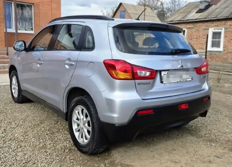 Продаю автомобиль mitsubishi asx 2011 года в отличном состоянии для своих лет. Один владелец с момента покупки. Без дтп родной пробег 200000. По кузову как на фото гнили ржавчины нет. Мотор 1.6 механика. Два комплекта ключей. То проходила во время по регламенту. Есть сервисная книжка, заказ наряды. Салон чистый ухоженный. По тех. Части в данный момент вложений не требует. Продажа с полным переоформлением. Юридически чист. Осмотр г. Донецк звонить по номеру телефона +79490881846 или пишите в телеграмм если нет связи. Цена 1070000. - фотография - 6