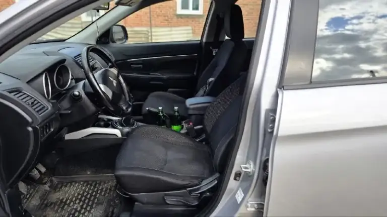 Продаю автомобиль mitsubishi asx 2011 года в отличном состоянии для своих лет. Один владелец с момента покупки. Без дтп родной пробег 200000. По кузову как на фото гнили ржавчины нет. Мотор 1.6 механика. Два комплекта ключей. То проходила во время по регламенту. Есть сервисная книжка, заказ наряды. Салон чистый ухоженный. По тех. Части в данный момент вложений не требует. Продажа с полным переоформлением. Юридически чист. Осмотр г. Донецк звонить по номеру телефона +79490881846 или пишите в телеграмм если нет связи. Цена 1070000. - фотография - 9