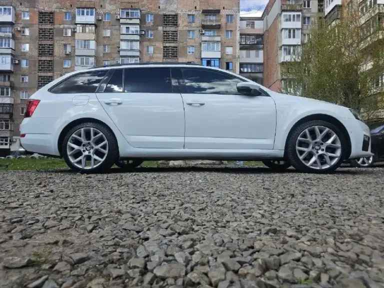 💰2 150 000₽ 📱+7 (949) 06 777 03 🚘Пробег 185 тыс. Км продается безупречный просторный автомобиль с оригинальным пробегом в кузове универсал, мечта для многих поклонников skoda и vag group в целом. Отличная динамика от ресурсного мотора (cjsb ea888 1.8 gen3) (на данный момент это наиболее удачная и доработанная версия с уходом от детских болячек двс из линейки 1.8tsi) + полный привод реализованный на муфте haldex 5 последнего поколения* 4×4, это то чего так не хватает владельцам в vrs версиях для полноценного зацепа). Данный мотор что для меня показательно ставился на audi tts до 2018 года. И в стоке выдавал 310л. С. Запас для форсировки огромен, блок чугунина* без всякого алюминия и тем более алюсила как на новых 1.5tsi. Ходит овер доxyja. Ремонтопригоден максимально! Коробка соответственно dq250, "мокрая" переваривает кучу момента и так же имеет огромный ресурс и потенциал для тюнинга. Любое чип ателье, либо профильный сервис подтвердит эту инфу. Увидив подобный проект с
📞 Звоните: +7(949)0677703 - фотография - 6