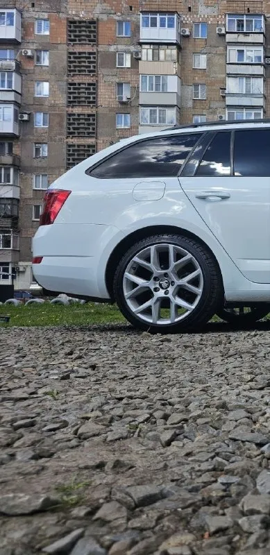 💰2 150 000₽ 📱+7 (949) 06 777 03 🚘Пробег 185 тыс. Км продается безупречный просторный автомобиль с оригинальным пробегом в кузове универсал, мечта для многих поклонников skoda и vag group в целом. Отличная динамика от ресурсного мотора (cjsb ea888 1.8 gen3) (на данный момент это наиболее удачная и доработанная версия с уходом от детских болячек двс из линейки 1.8tsi) + полный привод реализованный на муфте haldex 5 последнего поколения* 4×4, это то чего так не хватает владельцам в vrs версиях для полноценного зацепа). Данный мотор что для меня показательно ставился на audi tts до 2018 года. И в стоке выдавал 310л. С. Запас для форсировки огромен, блок чугунина* без всякого алюминия и тем более алюсила как на новых 1.5tsi. Ходит овер доxyja. Ремонтопригоден максимально! Коробка соответственно dq250, "мокрая" переваривает кучу момента и так же имеет огромный ресурс и потенциал для тюнинга. Любое чип ателье, либо профильный сервис подтвердит эту инфу. Увидив подобный проект с
📞 Звоните: +7(949)0677703 - фотография - 8