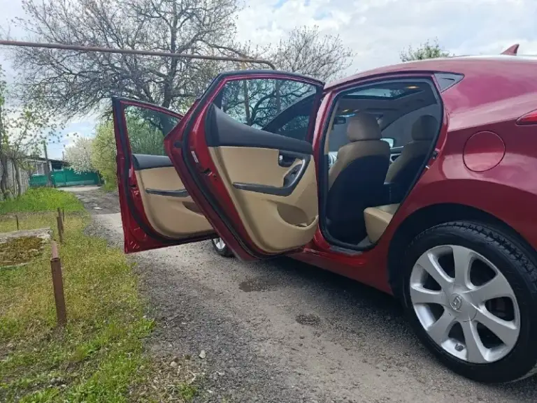 Продам hyundai elantra md 2011 год, акпп, двигатель 1.8 л. Собственник, владею с 2020 года. Авто был пригнан из америки в 2020 году. Машина в хорошем состоянии. Пробег на сегодняшний день 130000 миль. Полностью обслужена, вложений не требует. Предмаксимальная комплектация: -кожаный салон - электро люк -подогревы всех сидений - кондиционер -круиз контроль -громкая связь -4электро стеклоподъёмника -электро усилитель руля -блютуз -abs -esp и многое другое двигатель работает без нареканий, после капитального ремонта прошел около 15000 км. Также был заменён комплект цепи грм. Акпп 6 ступенчатая, переключает без пинков. Масло в коробке менял также 15000 км назад. Кондиционер холодит, печка греет. По электрике всё работает. Безопастность вся на месте, ошибок на приборке нет никаких. Резина на заводских литых дисках r17прошла один сезон. Газ пропан вписан в документах и идёт в комплекте с автомобилем( был снят с машины при ремонте двигателя). По документам полный порядок, переоф
📞 Звоните: +7(949)0238121 - фотография - 4