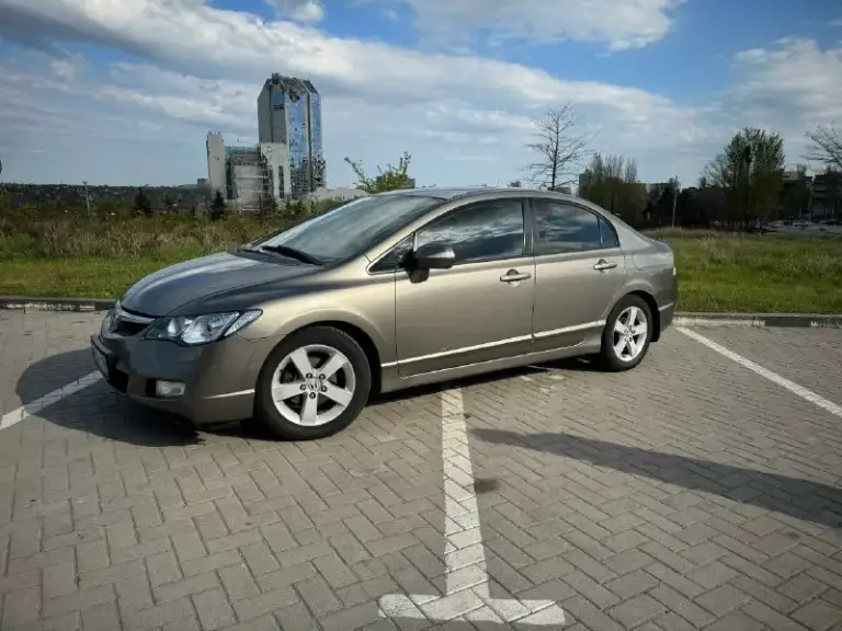 Продаю honda civic 4d 2007 года выпуска. Основные характеристики: заводское остекление (включая лобовое) пробег: 262200 км двигатель: 1.8 i-vtec, технически в отличном состоянии автоматическая трансмиссия на 5 ступеней комплектация: executive особенности: светодиодные фары bi-led ходовая часть обслужена, установлены новые задние стойки полностью исправная электрика салон в идеальном состоянии комплектация включает: климат-контроль круиз-контроль подрулевые лепестки 16" литые диски складные зеркала подогрев сидений 4 стеклоподъемника 6 подушек безопасности мультифункциональный руль документы: птс оригинал, 2 ключа дно обработано после покупки, нет признаков коррозии обращаю внимание, что из-за возраста и особенностей эксплуатации на некоторых кузовных элементах присутствуют мелкие рыжики (потому и такая цена). Цена: 780 000 рублей, возможен разумный торг у капота. +7(949)3511816
📞 Звоните: +7(949)3511816 - фотография - 1