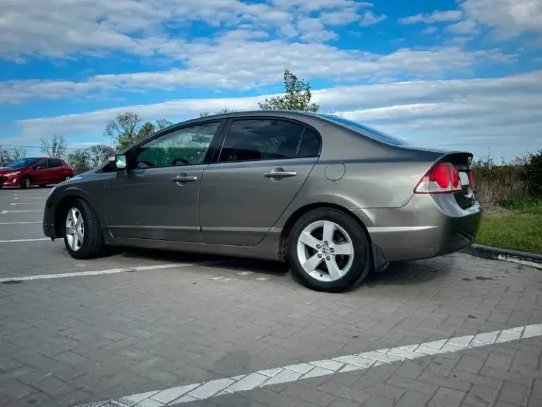 Продаю honda civic 4d 2007 года выпуска. Основные характеристики: заводское остекление (включая лобовое) пробег: 262200 км двигатель: 1.8 i-vtec, технически в отличном состоянии автоматическая трансмиссия на 5 ступеней комплектация: executive особенности: светодиодные фары bi-led ходовая часть обслужена, установлены новые задние стойки полностью исправная электрика салон в идеальном состоянии комплектация включает: климат-контроль круиз-контроль подрулевые лепестки 16" литые диски складные зеркала подогрев сидений 4 стеклоподъемника 6 подушек безопасности мультифункциональный руль документы: птс оригинал, 2 ключа дно обработано после покупки, нет признаков коррозии обращаю внимание, что из-за возраста и особенностей эксплуатации на некоторых кузовных элементах присутствуют мелкие рыжики (потому и такая цена). Цена: 780 000 рублей, возможен разумный торг у капота. +7(949)3511816
📞 Звоните: +7(949)3511816 - фотография - 3
