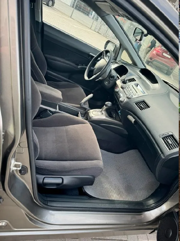 Продаю honda civic 4d 2007 года выпуска. Основные характеристики: заводское остекление (включая лобовое) пробег: 262200 км двигатель: 1.8 i-vtec, технически в отличном состоянии автоматическая трансмиссия на 5 ступеней комплектация: executive особенности: светодиодные фары bi-led ходовая часть обслужена, установлены новые задние стойки полностью исправная электрика салон в идеальном состоянии комплектация включает: климат-контроль круиз-контроль подрулевые лепестки 16" литые диски складные зеркала подогрев сидений 4 стеклоподъемника 6 подушек безопасности мультифункциональный руль документы: птс оригинал, 2 ключа дно обработано после покупки, нет признаков коррозии обращаю внимание, что из-за возраста и особенностей эксплуатации на некоторых кузовных элементах присутствуют мелкие рыжики (потому и такая цена). Цена: 780 000 рублей, возможен разумный торг у капота. +7(949)3511816
📞 Звоните: +7(949)3511816 - фотография - 8