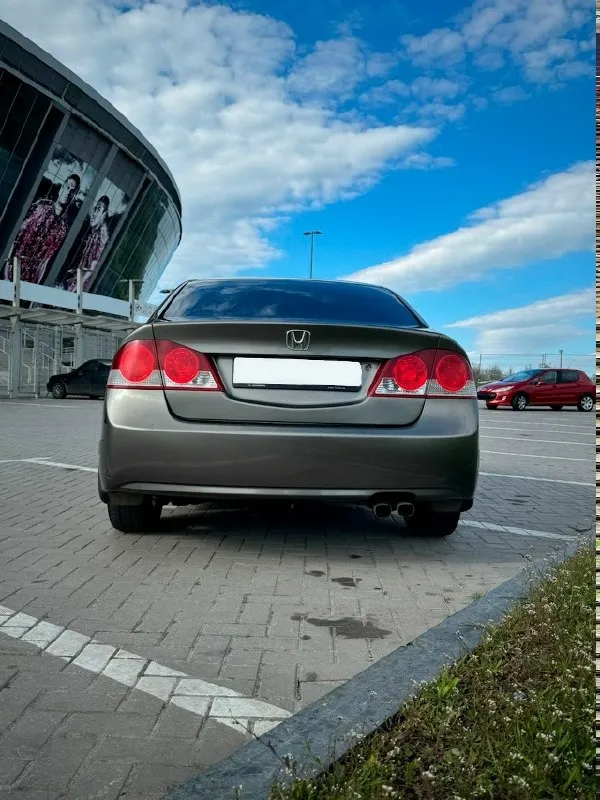 Продаю honda civic 4d 2007 года выпуска. Основные характеристики: заводское остекление (включая лобовое) пробег: 262200 км двигатель: 1.8 i-vtec, технически в отличном состоянии автоматическая трансмиссия на 5 ступеней комплектация: executive особенности: светодиодные фары bi-led ходовая часть обслужена, установлены новые задние стойки полностью исправная электрика салон в идеальном состоянии комплектация включает: климат-контроль круиз-контроль подрулевые лепестки 16" литые диски складные зеркала подогрев сидений 4 стеклоподъемника 6 подушек безопасности мультифункциональный руль документы: птс оригинал, 2 ключа дно обработано после покупки, нет признаков коррозии обращаю внимание, что из-за возраста и особенностей эксплуатации на некоторых кузовных элементах присутствуют мелкие рыжики (потому и такая цена). Цена: 780 000 рублей, возможен разумный торг у капота. +7(949)3511816
📞 Звоните: +7(949)3511816 - фотография - 9