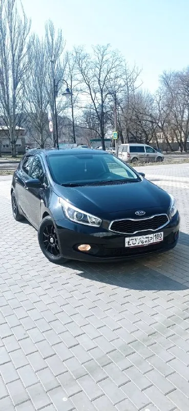 Киа сид 2014 года. 880₽ донецк. Пробег оригинальный 170 т. Не такси, не каршеринг, при осмотре покажем автотеку. Отличное состояние, машина вся обслужена. По мотору и кузову проблем нет. Двигатель работает отлично, без лишних шумов. Кпп 6 ст механика, расход очень маленький. Резвый и надежный автомобиль. Все стекла заводские, включая лобовое. Салон отличный, без дефектов. Кондиционер работает. Продажа от собственника. +79494850271 - фотография - 1