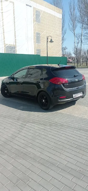 Киа сид 2014 года. 880₽ донецк. Пробег оригинальный 170 т. Не такси, не каршеринг, при осмотре покажем автотеку. Отличное состояние, машина вся обслужена. По мотору и кузову проблем нет. Двигатель работает отлично, без лишних шумов. Кпп 6 ст механика, расход очень маленький. Резвый и надежный автомобиль. Все стекла заводские, включая лобовое. Салон отличный, без дефектов. Кондиционер работает. Продажа от собственника. +79494850271 - фотография - 4
