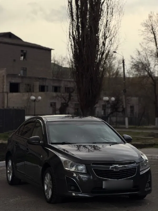 🛞Продам chevrolet cruze 1 рестайлинг. В отличном внешне и техническом состоянии. Пробег 210 тысяч км. Два хозяина. Надежный, экономичный и дешевый в обслуживании автомобиль. Двигатель 1.6 литра бензин, тянет отлично, подтеков масла, запотеваний, посторонних звуков не имеет. Прошел полное то с заменой грм. В отличном состоянии, не пинает, вибраций никаких нет, машина едет очень плавно. Ходовая в идеале, обслужена до мелочей, ничего не скрипит и не стучит. По электрике работает абсолютно все. Кузов весь ровный, дно в отличном состоянии. Салон чистый и ухоженный. Машина обслужена от а до я и не требует никаких вложений. При желании можем поехать в любой сервис. С документами полный порядок, никаких штрафов и ограничений нет. Машина очень хорошая и комфортная, новый владелец останется доволен!
✅Цена: 800.000₽
Возможна продажа в кредит.
Г. Алчевск
Все вопросы по номеру +79591301355
📞 Звоните: +7(959)1301355 - фотография - 1