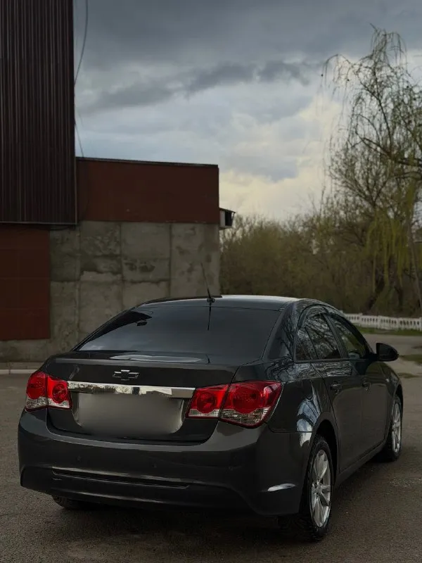 🛞Продам chevrolet cruze 1 рестайлинг. В отличном внешне и техническом состоянии. Пробег 210 тысяч км. Два хозяина. Надежный, экономичный и дешевый в обслуживании автомобиль. Двигатель 1.6 литра бензин, тянет отлично, подтеков масла, запотеваний, посторонних звуков не имеет. Прошел полное то с заменой грм. В отличном состоянии, не пинает, вибраций никаких нет, машина едет очень плавно. Ходовая в идеале, обслужена до мелочей, ничего не скрипит и не стучит. По электрике работает абсолютно все. Кузов весь ровный, дно в отличном состоянии. Салон чистый и ухоженный. Машина обслужена от а до я и не требует никаких вложений. При желании можем поехать в любой сервис. С документами полный порядок, никаких штрафов и ограничений нет. Машина очень хорошая и комфортная, новый владелец останется доволен!
✅Цена: 800.000₽
Возможна продажа в кредит.
Г. Алчевск
Все вопросы по номеру +79591301355
📞 Звоните: +7(959)1301355 - фотография - 4
