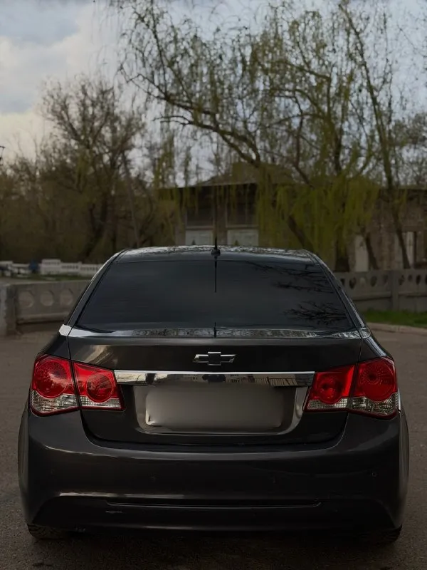 🛞Продам chevrolet cruze 1 рестайлинг. В отличном внешне и техническом состоянии. Пробег 210 тысяч км. Два хозяина. Надежный, экономичный и дешевый в обслуживании автомобиль. Двигатель 1.6 литра бензин, тянет отлично, подтеков масла, запотеваний, посторонних звуков не имеет. Прошел полное то с заменой грм. В отличном состоянии, не пинает, вибраций никаких нет, машина едет очень плавно. Ходовая в идеале, обслужена до мелочей, ничего не скрипит и не стучит. По электрике работает абсолютно все. Кузов весь ровный, дно в отличном состоянии. Салон чистый и ухоженный. Машина обслужена от а до я и не требует никаких вложений. При желании можем поехать в любой сервис. С документами полный порядок, никаких штрафов и ограничений нет. Машина очень хорошая и комфортная, новый владелец останется доволен!
✅Цена: 800.000₽
Возможна продажа в кредит.
Г. Алчевск
Все вопросы по номеру +79591301355
📞 Звоните: +7(959)1301355 - фотография - 5