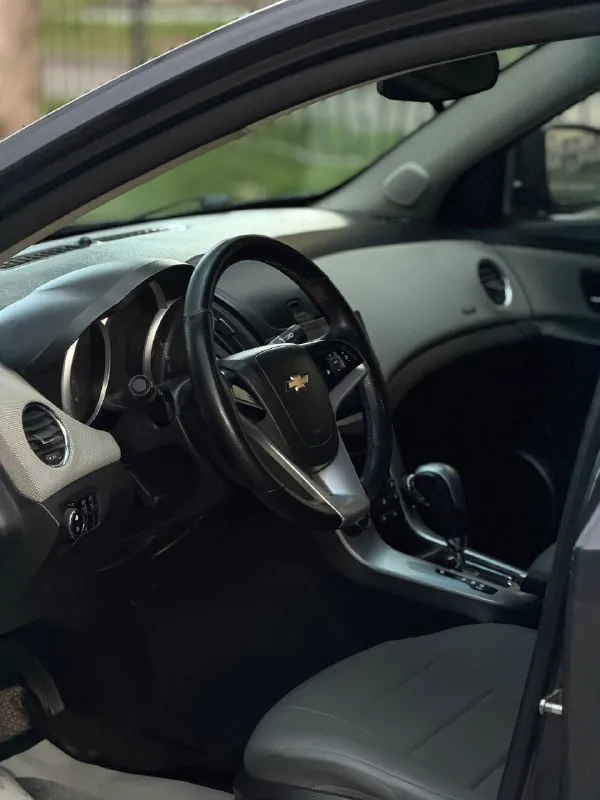 🛞Продам chevrolet cruze 1 рестайлинг. В отличном внешне и техническом состоянии. Пробег 210 тысяч км. Два хозяина. Надежный, экономичный и дешевый в обслуживании автомобиль. Двигатель 1.6 литра бензин, тянет отлично, подтеков масла, запотеваний, посторонних звуков не имеет. Прошел полное то с заменой грм. В отличном состоянии, не пинает, вибраций никаких нет, машина едет очень плавно. Ходовая в идеале, обслужена до мелочей, ничего не скрипит и не стучит. По электрике работает абсолютно все. Кузов весь ровный, дно в отличном состоянии. Салон чистый и ухоженный. Машина обслужена от а до я и не требует никаких вложений. При желании можем поехать в любой сервис. С документами полный порядок, никаких штрафов и ограничений нет. Машина очень хорошая и комфортная, новый владелец останется доволен!
✅Цена: 800.000₽
Возможна продажа в кредит.
Г. Алчевск
Все вопросы по номеру +79591301355
📞 Звоните: +7(959)1301355 - фотография - 7