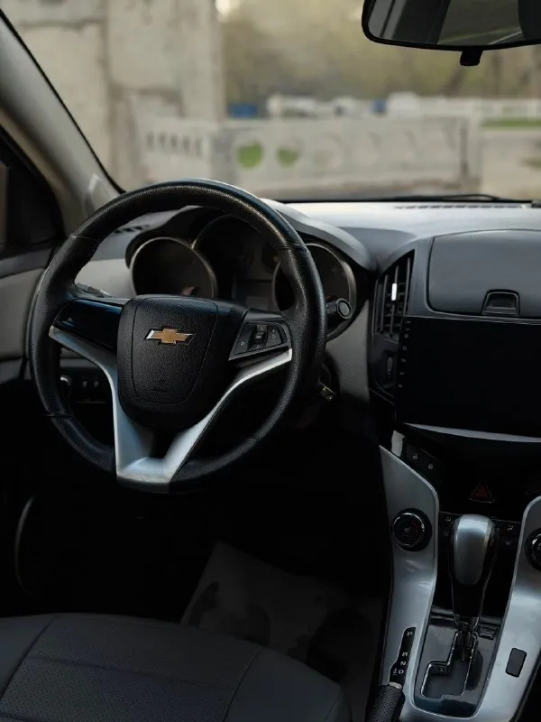 🛞Продам chevrolet cruze 1 рестайлинг. В отличном внешне и техническом состоянии. Пробег 210 тысяч км. Два хозяина. Надежный, экономичный и дешевый в обслуживании автомобиль. Двигатель 1.6 литра бензин, тянет отлично, подтеков масла, запотеваний, посторонних звуков не имеет. Прошел полное то с заменой грм. В отличном состоянии, не пинает, вибраций никаких нет, машина едет очень плавно. Ходовая в идеале, обслужена до мелочей, ничего не скрипит и не стучит. По электрике работает абсолютно все. Кузов весь ровный, дно в отличном состоянии. Салон чистый и ухоженный. Машина обслужена от а до я и не требует никаких вложений. При желании можем поехать в любой сервис. С документами полный порядок, никаких штрафов и ограничений нет. Машина очень хорошая и комфортная, новый владелец останется доволен!
✅Цена: 800.000₽
Возможна продажа в кредит.
Г. Алчевск
Все вопросы по номеру +79591301355
📞 Звоните: +7(959)1301355 - фотография - 8