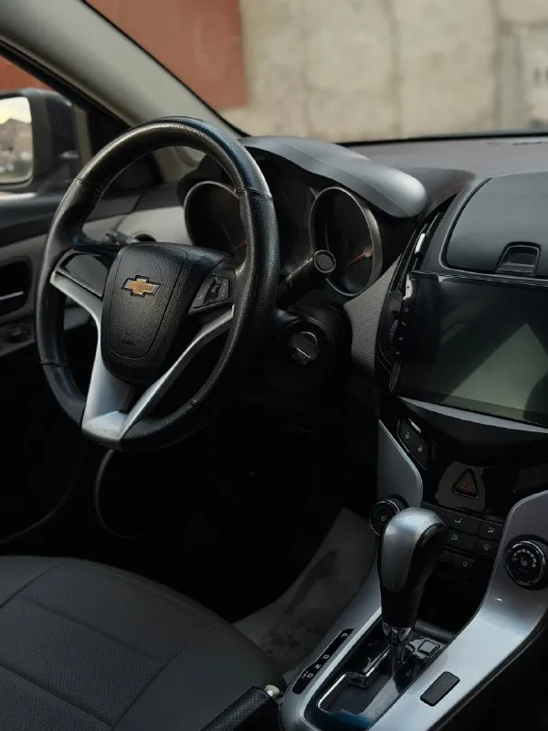 🛞Продам chevrolet cruze 1 рестайлинг. В отличном внешне и техническом состоянии. Пробег 210 тысяч км. Два хозяина. Надежный, экономичный и дешевый в обслуживании автомобиль. Двигатель 1.6 литра бензин, тянет отлично, подтеков масла, запотеваний, посторонних звуков не имеет. Прошел полное то с заменой грм. В отличном состоянии, не пинает, вибраций никаких нет, машина едет очень плавно. Ходовая в идеале, обслужена до мелочей, ничего не скрипит и не стучит. По электрике работает абсолютно все. Кузов весь ровный, дно в отличном состоянии. Салон чистый и ухоженный. Машина обслужена от а до я и не требует никаких вложений. При желании можем поехать в любой сервис. С документами полный порядок, никаких штрафов и ограничений нет. Машина очень хорошая и комфортная, новый владелец останется доволен!
✅Цена: 800.000₽
Возможна продажа в кредит.
Г. Алчевск
Все вопросы по номеру +79591301355
📞 Звоните: +7(959)1301355 - фотография - 9
