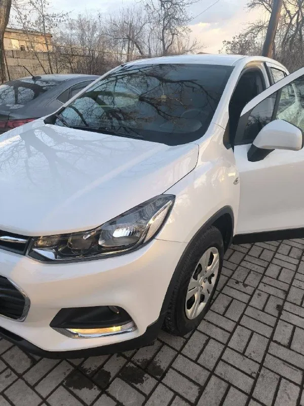 Продам chevrolet trax 2019 г
Пригнанный из кореи
Во владении был два года
✅ Один владелец
✅  Экономичный и надёжный дизельный двигатель 1.6 л (135 л. С. ) – отличная динамика и эффективность
✅Двигатель в отличном состоянии
✅ 6-Ступенчатая автоматическая трансмиссия – плавное и комфортное вождение
✅ Передний привод – уверенное управление на городских дорогах
✅ Пробег: 162 000 км – превосходное состояние
✅В салоне не курили;
✅Ходовая в отличном состоянии;
✅ Белый цвет – элегантность и практичность
✅ Цена: 1 300 000 ₽
Торг возле авто
📲+79495037800

📞 Звоните: +7(949)5037800 - фотография - 3