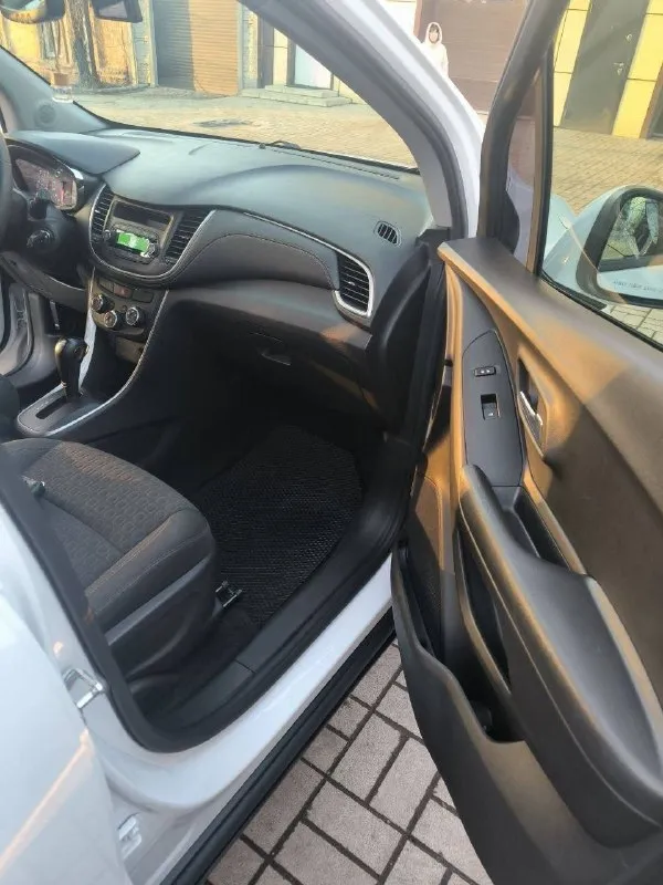 Продам chevrolet trax 2019 г
Пригнанный из кореи
Во владении был два года
✅ Один владелец
✅  Экономичный и надёжный дизельный двигатель 1.6 л (135 л. С. ) – отличная динамика и эффективность
✅Двигатель в отличном состоянии
✅ 6-Ступенчатая автоматическая трансмиссия – плавное и комфортное вождение
✅ Передний привод – уверенное управление на городских дорогах
✅ Пробег: 162 000 км – превосходное состояние
✅В салоне не курили;
✅Ходовая в отличном состоянии;
✅ Белый цвет – элегантность и практичность
✅ Цена: 1 300 000 ₽
Торг возле авто
📲+79495037800

📞 Звоните: +7(949)5037800 - фотография - 7