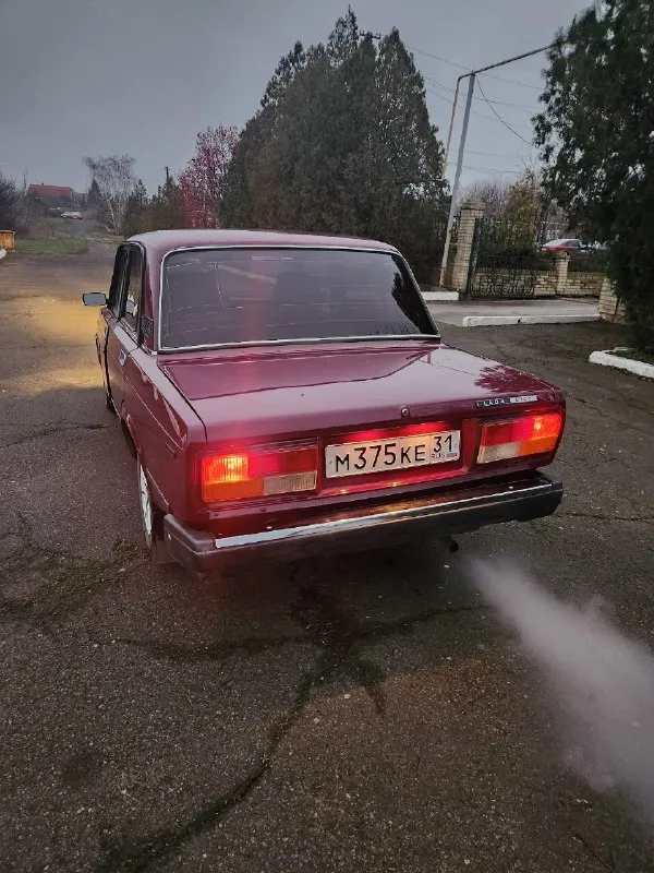 Продам ваз 2107 пробег 99к год выпуска 1995 кпп 4 ступка едет отлично не гнилая от слова совсем. . Любая сторона донкратится. Вся в родной краске. . Печка греет хорошо из + стоят 13 литье на летней резине фары оригинал, хорошие лампы поставил святят отлично. Масло поменял 500км назад тосол новый патрубки силиконовые новые генератор новый передние и задние колодки новые ступица правая новая, левый ступичный подшипник новый, трос ручника новый, держит хорошо. .рулевые наконечники новые, шаровые все новые задние рычаги все новые. . Сход развал сделан. Карты с красной строчкой музыка 2 овала и мафон с блютузом прикуриватель евро стоит химчистил салон. . Теперь из минусов треснуто лобовое, не критично продажа по дкп встанет на учет без проблем цена 170 тыс. . Г. Шахтерск +79496431400
📞 Звоните: +7(949)6431400 - фотография - 4