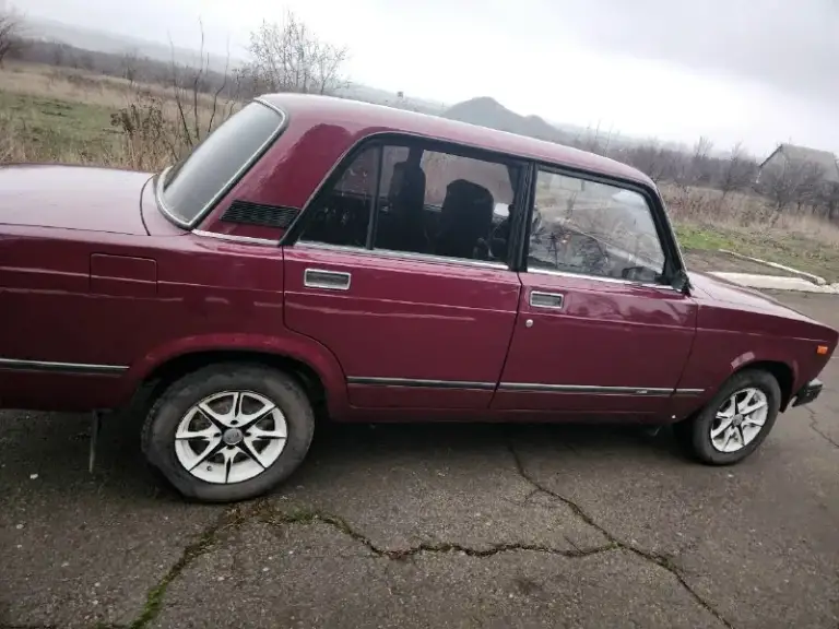Продам ваз 2107 пробег 99к год выпуска 1995 кпп 4 ступка едет отлично не гнилая от слова совсем. . Любая сторона донкратится. Вся в родной краске. . Печка греет хорошо из + стоят 13 литье на летней резине фары оригинал, хорошие лампы поставил святят отлично. Масло поменял 500км назад тосол новый патрубки силиконовые новые генератор новый передние и задние колодки новые ступица правая новая, левый ступичный подшипник новый, трос ручника новый, держит хорошо. .рулевые наконечники новые, шаровые все новые задние рычаги все новые. . Сход развал сделан. Карты с красной строчкой музыка 2 овала и мафон с блютузом прикуриватель евро стоит химчистил салон. . Теперь из минусов треснуто лобовое, не критично продажа по дкп встанет на учет без проблем цена 170 тыс. . Г. Шахтерск +79496431400
📞 Звоните: +7(949)6431400 - фотография - 5
