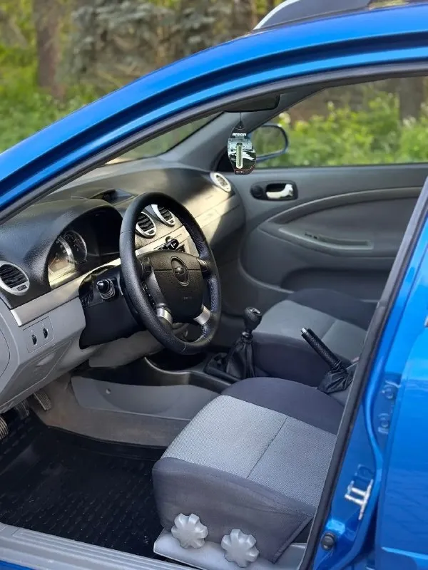Продам chevrolet lacetti!
Универсал.
2009 Года выпуска
Мотор 1.6. 109 л. С.
Коробка механика.
Комплектация:
Кондиционер.
Гидроусилитель руля.
4 Электростеклоподьемника.
Электрорегулировка зеркал.
Система abs.
Подушки безопасности airbag.
Подогрев заднего стекла, подогревы зеркал заднего вида.
Сенсорная магнитола
Камера заднего вида.
Автомобиль в отличном техническом состоянии. Мотор не троит, не дымит, работает ровно, масло от замены до замены. Коробка работает отлично все скорости включаются без хруста. Подвеска сбитая без лишних посторонних звуков, машина уверенно держит дорогу. По электрике работает абсолютно все.
Салон в хорошем состоянии, не прокуренный, сиденья не просижены, не порваны. Дверные карты, весь пластик целый без царапин.
Очень большое, вместительное багажное отделение, задние сиденья складываются в ровный пол. На крыше установлены заводские рейлинги.
Кузов в хорошем состоянии, дно, арки, пороги, низа дверей целые.
Макеевка
Цена: 585
+7 (949)393-58-25
+7 (949) 535-83-42
+7 (901)744-57-33 - фотография - 5