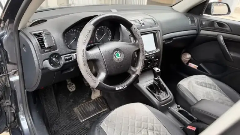 Продается skoda octavia серого цвета, 2008 года выпуска, с пробегом 266 000 километров. Автомобиль имеет 3-х собственников в птс, объем двигателя составляет 1,6 литра, мощность - 102 лошадиные силы. Тип двигателя - бензиновый, коробка передач - механическая, привод - передний.

Автомобиль оснащен антиблокировочной системой (abs) и бортовым компьютером, а также электростеклоподъемниками и электрозеркалалами.
Цена 750 000
Тел. +79494035641 - фотография - 6