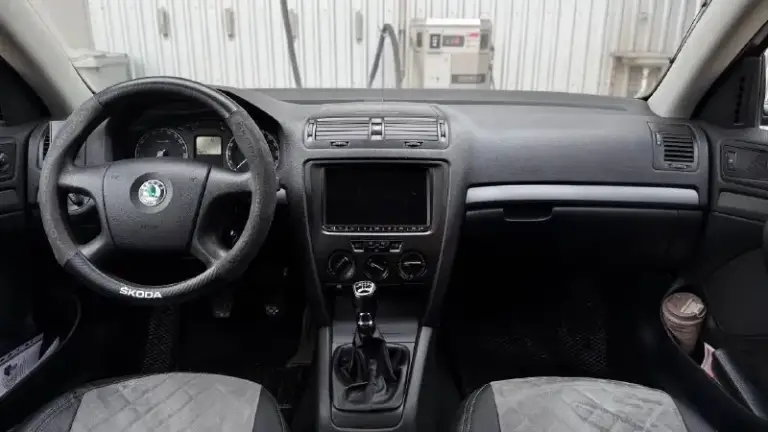 Продается skoda octavia серого цвета, 2008 года выпуска, с пробегом 266 000 километров. Автомобиль имеет 3-х собственников в птс, объем двигателя составляет 1,6 литра, мощность - 102 лошадиные силы. Тип двигателя - бензиновый, коробка передач - механическая, привод - передний.

Автомобиль оснащен антиблокировочной системой (abs) и бортовым компьютером, а также электростеклоподъемниками и электрозеркалалами.
Цена 750 000
Тел. +79494035641 - фотография - 8