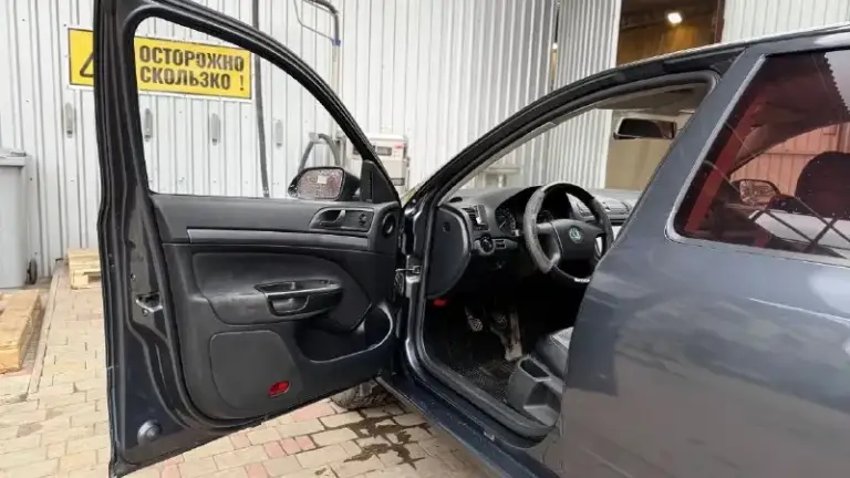 Продается skoda octavia серого цвета, 2008 года выпуска, с пробегом 266 000 километров. Автомобиль имеет 3-х собственников в птс, объем двигателя составляет 1,6 литра, мощность - 102 лошадиные силы. Тип двигателя - бензиновый, коробка передач - механическая, привод - передний.

Автомобиль оснащен антиблокировочной системой (abs) и бортовым компьютером, а также электростеклоподъемниками и электрозеркалалами.
Цена 750 000
Тел. +79494035641 - фотография - 9