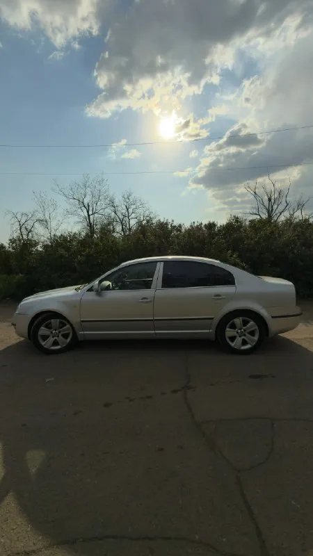 Продам skoda superb год: 2007 двигатель: 2.5 tdi (v6, турбо) мощность: сток 163 л. С. → прошит до 190 л. С. (без вреда ресурсу) коробка: классический автомат zf 5hp19 (гидротрансформатор) - надёжный и ремонтопригодный, не dsg привод: передний пробег: 191 т. Км состояние: технически полностью исправна. Двигатель работает ровно, масло не жрёт, турбина живая. Автомат переключается мягко, без толчков. Есть моменты по лакокрасочному покрытию. Комплектация: • салон кожаный (хорошее состояние, без порывов) • элекрорегулировка передних сидений и зеркал • подогрев всех сидений + зеркал • климат-контроль • круиз-контроль, abs, esp • датчик дождя • заводской биксенон (линзы новые - светит отлично) по машине много чего сделано, при встрече расскажу. Документы: птс оригинал, 2 ключа, не залог, не такси. Vin предоставлю. Осмотр г. Шахтерск цена: 800 000 ₽ (торг возможен только при осмотре и при виде реальных денег, без пустых предложений) +7 949 708 32 62
📞 Звоните: +7(949)7083262 - фотография - 4