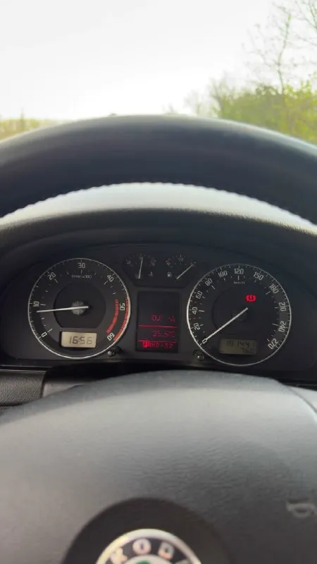 Продам skoda superb год: 2007 двигатель: 2.5 tdi (v6, турбо) мощность: сток 163 л. С. → прошит до 190 л. С. (без вреда ресурсу) коробка: классический автомат zf 5hp19 (гидротрансформатор) - надёжный и ремонтопригодный, не dsg привод: передний пробег: 191 т. Км состояние: технически полностью исправна. Двигатель работает ровно, масло не жрёт, турбина живая. Автомат переключается мягко, без толчков. Есть моменты по лакокрасочному покрытию. Комплектация: • салон кожаный (хорошее состояние, без порывов) • элекрорегулировка передних сидений и зеркал • подогрев всех сидений + зеркал • климат-контроль • круиз-контроль, abs, esp • датчик дождя • заводской биксенон (линзы новые - светит отлично) по машине много чего сделано, при встрече расскажу. Документы: птс оригинал, 2 ключа, не залог, не такси. Vin предоставлю. Осмотр г. Шахтерск цена: 800 000 ₽ (торг возможен только при осмотре и при виде реальных денег, без пустых предложений) +7 949 708 32 62
📞 Звоните: +7(949)7083262 - фотография - 5